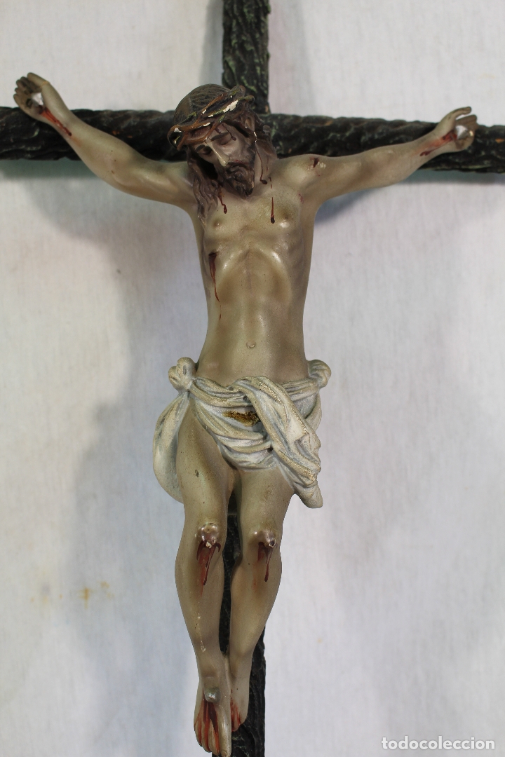 Antig&uuml;edades: cristo en la cruz de estuco y madera - Foto 1