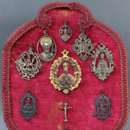 Diez medallas en plata y plata dorada Virgen Cristo y Santiago españolas siglo XVII