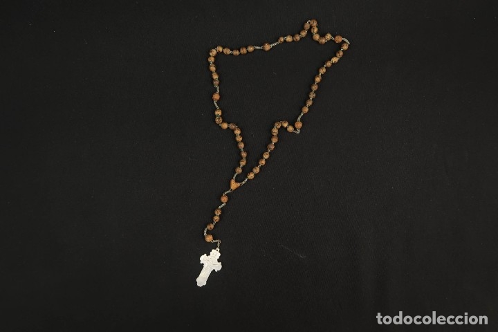 Antig&uuml;edades: Antiguo rosario madera tallada y nacar - Foto 1