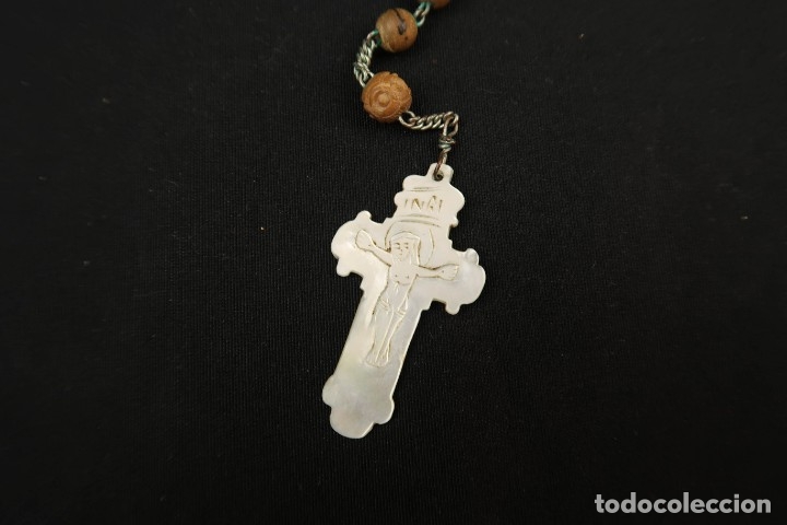 Antig&uuml;edades: Antiguo rosario madera tallada y nacar - Foto 2
