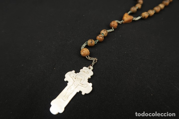 Antig&uuml;edades: Antiguo rosario madera tallada y nacar - Foto 3
