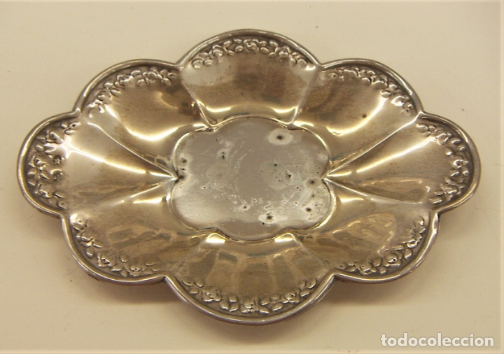Antig&uuml;edades: Peque&ntilde;a bandeja plateada - Foto 1