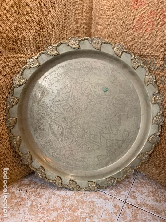 Oggetti Antichi: Extraordinaria e inmensa bandeja de zinc con remates de lat&oacute;n. Mide 51,5cms diametro. Marca en dorso