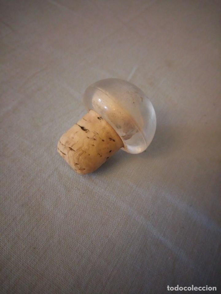 Antig&uuml;edades: tap&oacute;n de botella corcho y pl&aacute;stico. - Foto 1
