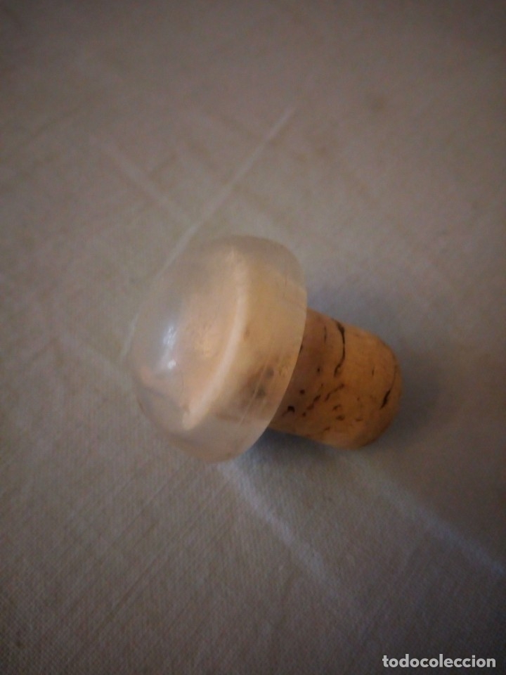 Antig&uuml;edades: tap&oacute;n de botella corcho y pl&aacute;stico. - Foto 3
