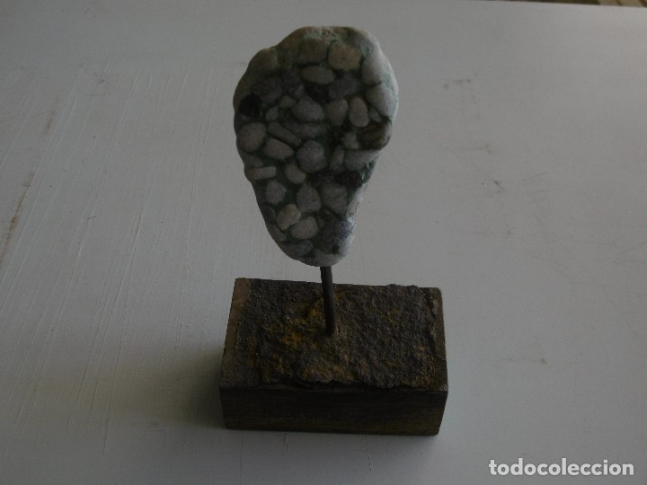 Antig&uuml;edades: Peque&ntilde;a escultura en peana.