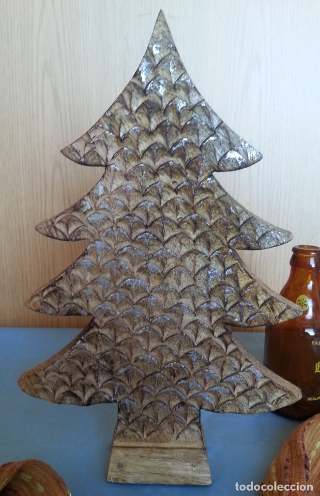 Antig&uuml;edades: &Aacute;rbol de navidad. Fabricado en madera de mango. A&ntilde;o 2000