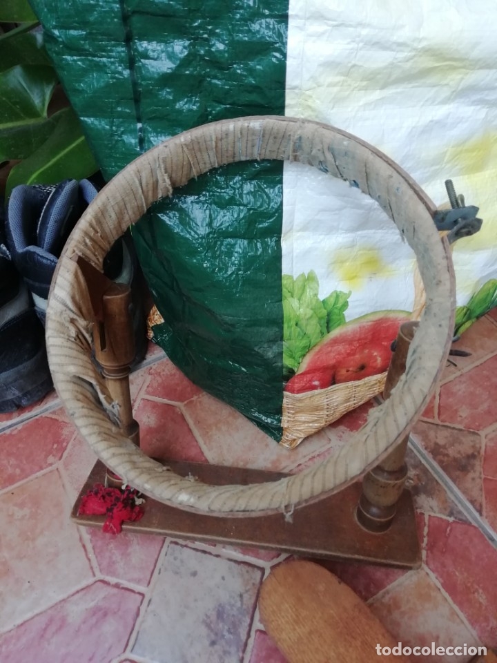 Antig&uuml;edades: Antiguo bastidor para bordar madera - Foto 1