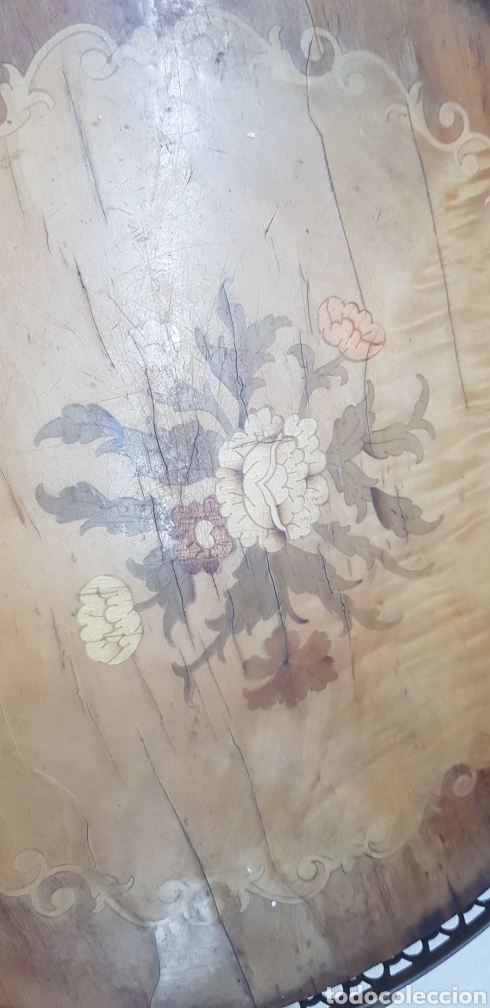 Antig&uuml;edades: bandeja de madera con motivos florales y bronce - Foto 3