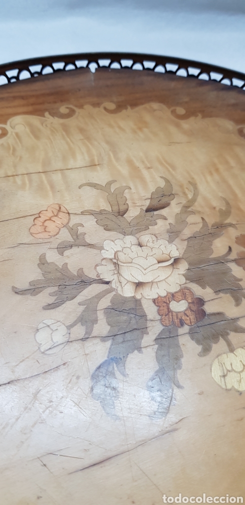 Antig&uuml;edades: bandeja de madera con motivos florales y bronce - Foto 4