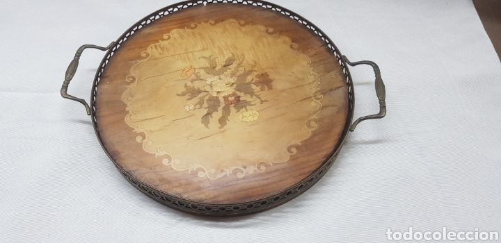 Antig&uuml;edades: bandeja de madera con motivos florales y bronce - Foto 2