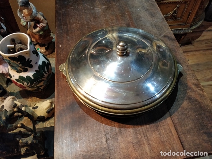 Oggetti Antichi: Fuente de cer&aacute;mica Manises con tapa y bandeja de metal