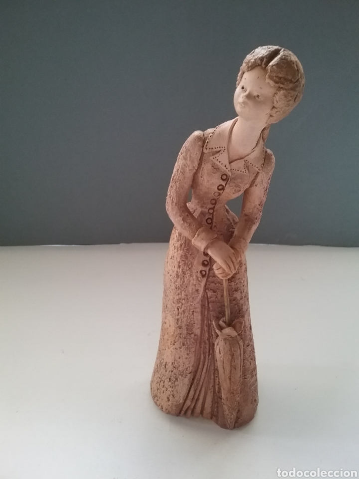 Oggetti Antichi: Figura en terracota firmado Tello. Mide 23 cm.