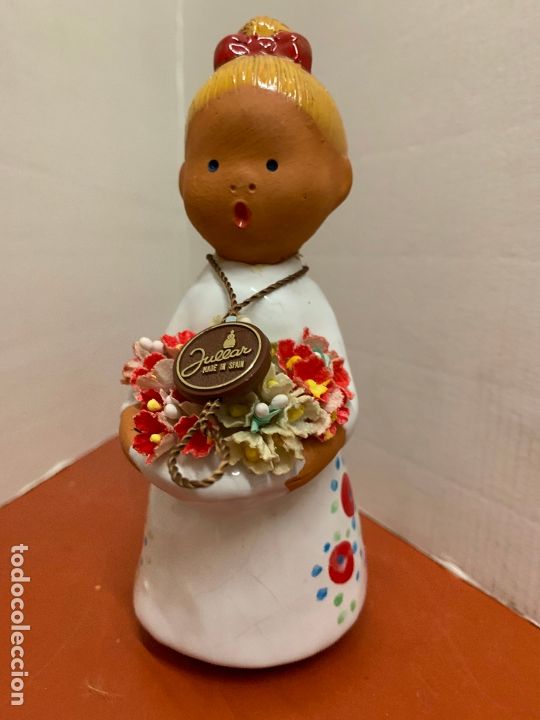 Antiquit&eacute;s: Encantadora figura de ceramica esmaltada JULLAR. Ni&ntilde;a con flores. Mide 15cms de alto. Muy graciosa