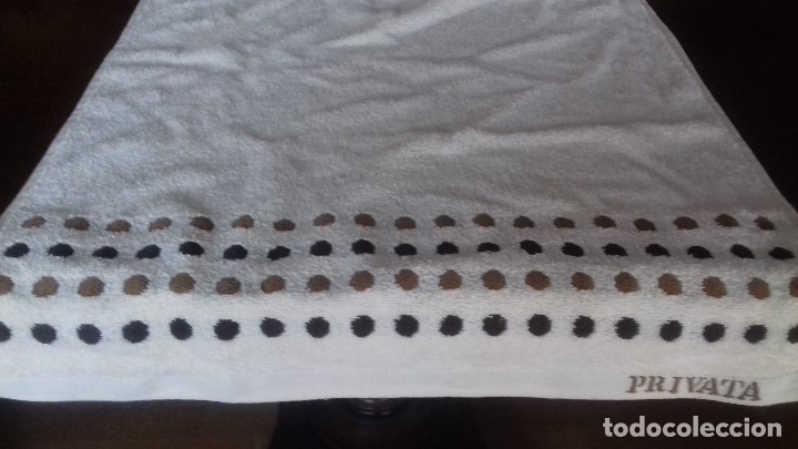 Antig&uuml;edades: LOTE DE 4 TOALLAS. DOS ROSAS BORDADAS Y CROCHET Y DOS COLOR BEIG CLARO CON LUNARES.