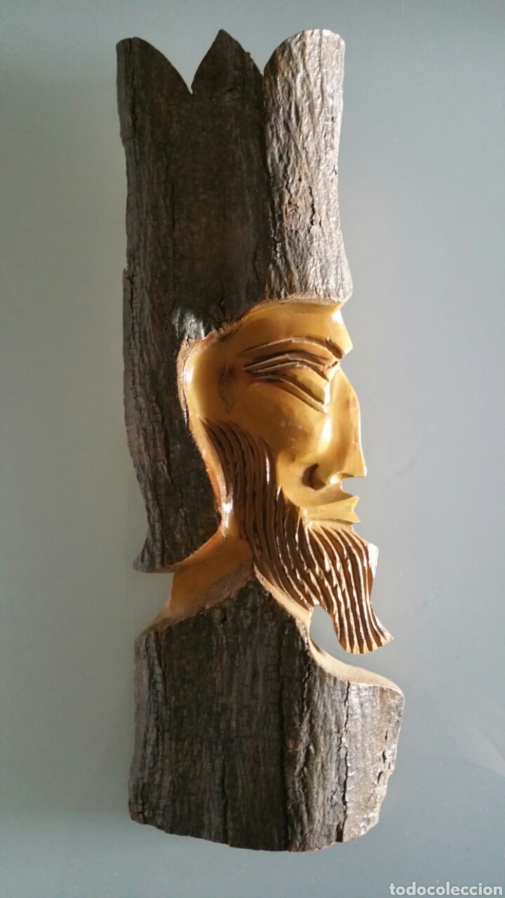 Antig&uuml;edades: Talla de madera, rostro de rey realizado en corteza de &aacute;rbol, a&ntilde;os 70 - 80.