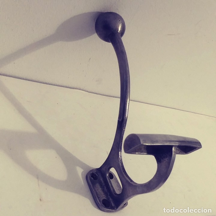 Antig&uuml;edades: colgador de aluminio macizo - Foto 1