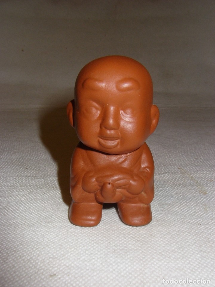 Oggetti Antichi: Figura de terracota, ni&ntilde;o mostrando su pito 7 x 4 cm.