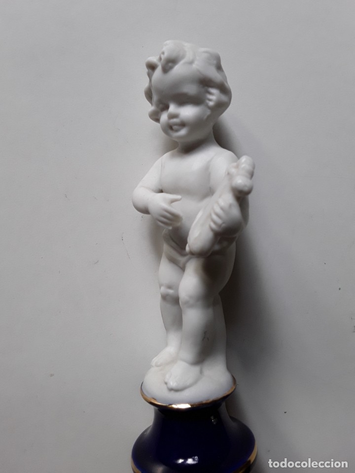 Antig&uuml;edades: &Aacute;ngel en porcelana biscuit tocando la lira sobre peana esmaltada en az&uacute;l