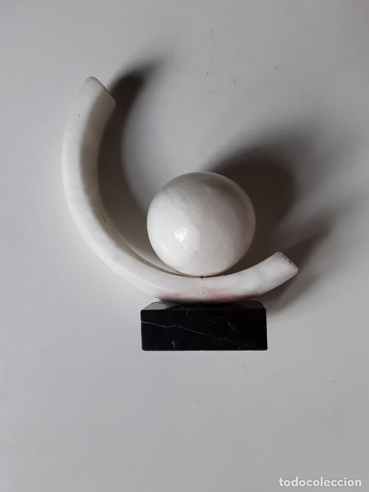 Oggetti Antichi: Escultura de m&aacute;rmol blanco sobre peana de m&aacute;rmol negro