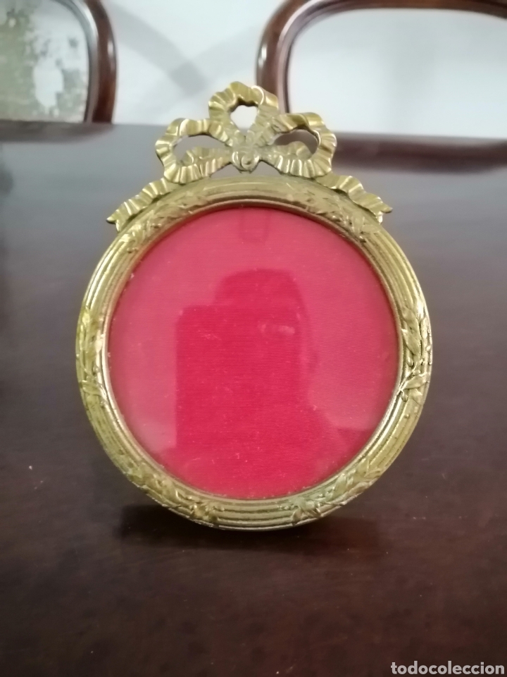Antig&uuml;edades: Marco de lat&oacute;n circular - Foto 1