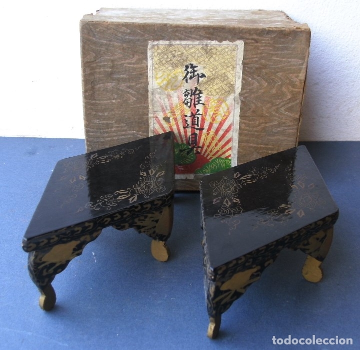 Antig&uuml;edades: ANTIGUA PAREJA DE PEQUE&Ntilde;AS MESITAS JAPONESAS PARA OFRENDAS EN HINA MATSURI, FESTIVAL DE NI&Ntilde;AS