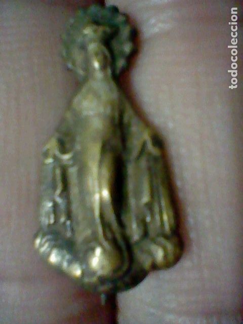 Antiquit&eacute;s: VIRGEN MANTO CORONA Y POTENCIA INSIGNIA TONO LATON IMPERDIBLE RELIEVE BONITA 2,2 CMS ALTO