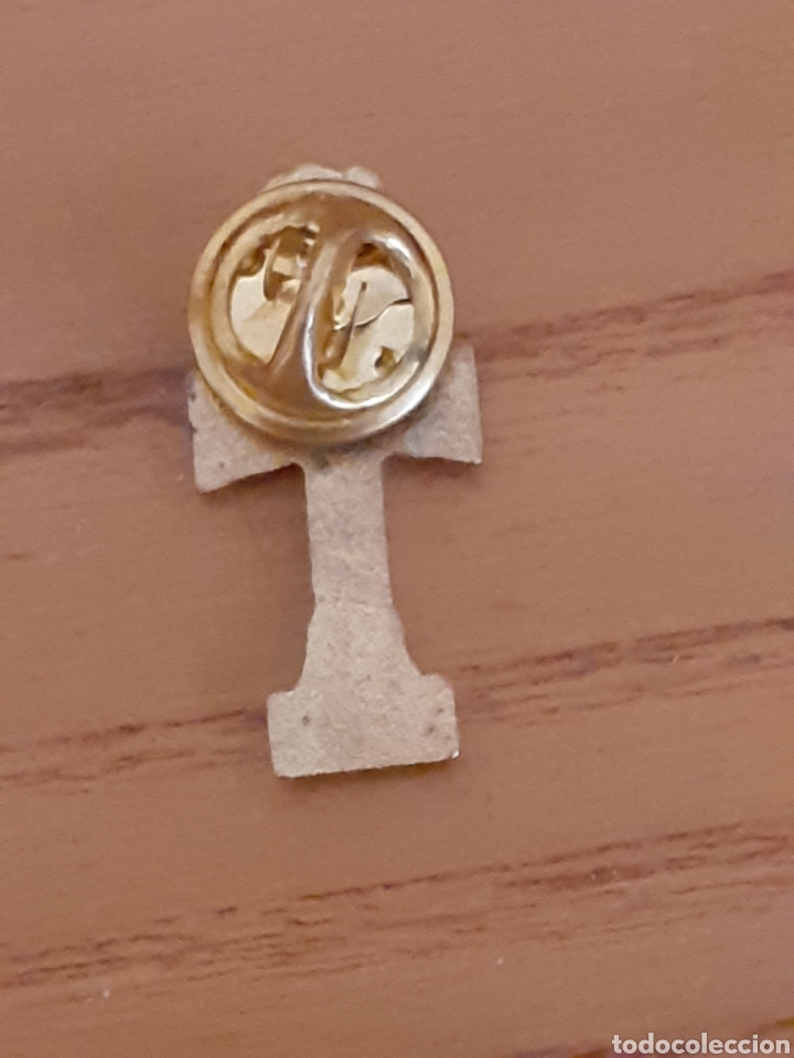 Antig&uuml;edades: Pin Cruz de Caravaca. 2017. - Foto 2