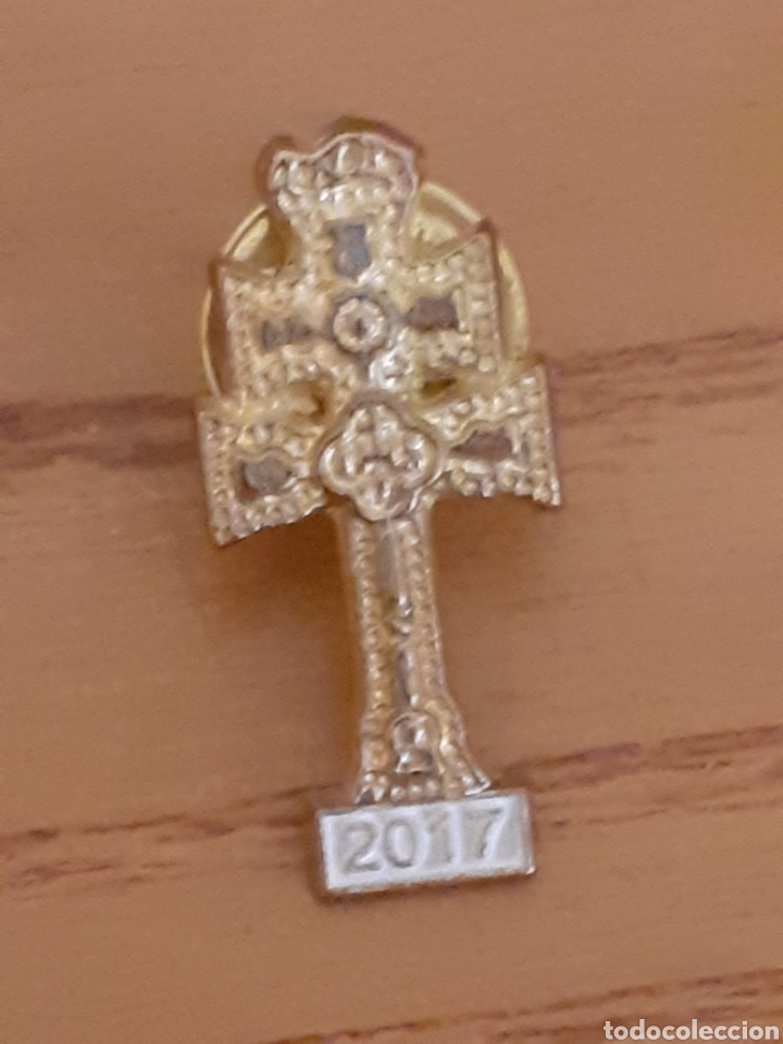 Antig&uuml;edades: Pin Cruz de Caravaca. 2017. - Foto 1
