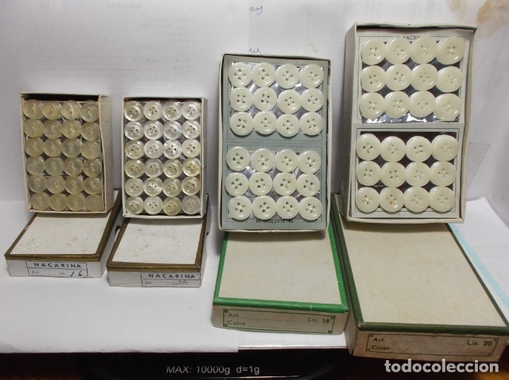 Oggetti Antichi: LOTE DE CUATRO CAJAS DE BOTONES BLANCO NACARINA DIFERENTES MEDIDAS.