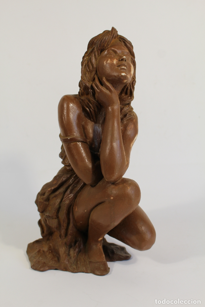 Antig&uuml;edades: figura de mujer en resina repintada - Foto 1