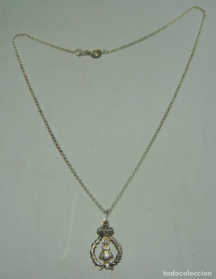 Antig&uuml;edades: Medalla devocional con cadena &middot; Plata contrastada &middot; Virgen coronada - Foto 1