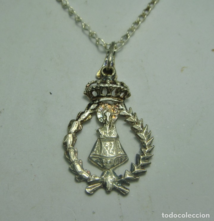 Antig&uuml;edades: Medalla devocional con cadena &middot; Plata contrastada &middot; Virgen coronada - Foto 2