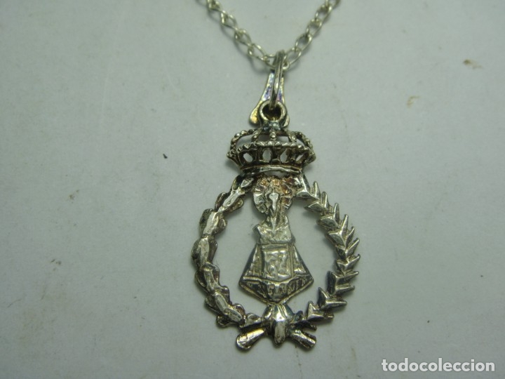 Antig&uuml;edades: Medalla devocional con cadena &middot; Plata contrastada &middot; Virgen coronada - Foto 3