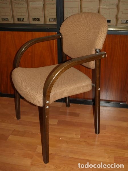 Antig&uuml;edades: Silla de madera tapizada en ocre - Foto 1