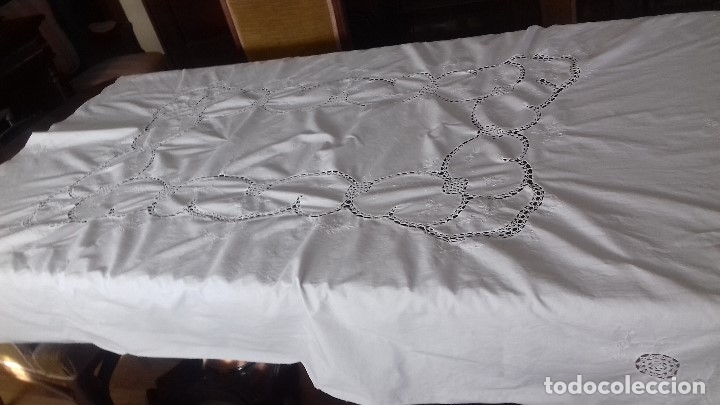 Antig&uuml;edades: MANTEL BORDADO A MANO CON CROCHET. - Foto 2