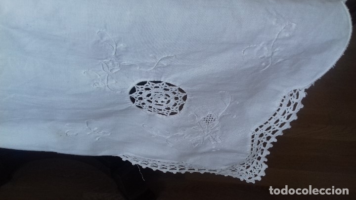 Antig&uuml;edades: MANTEL BORDADO A MANO CON CROCHET. - Foto 3