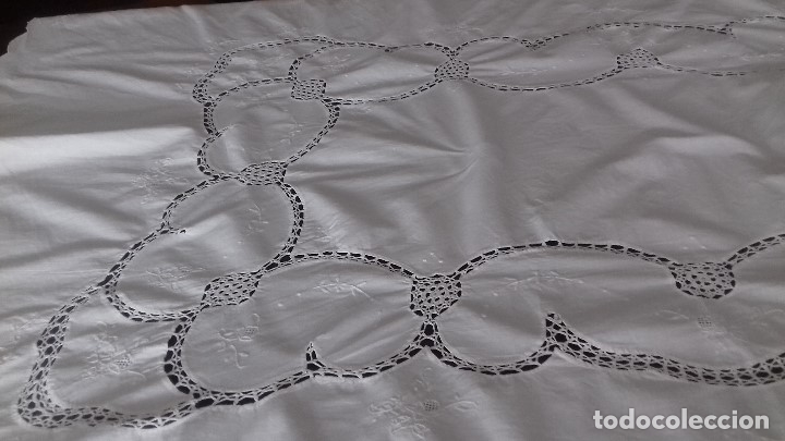 Antig&uuml;edades: MANTEL BORDADO A MANO CON CROCHET. - Foto 8