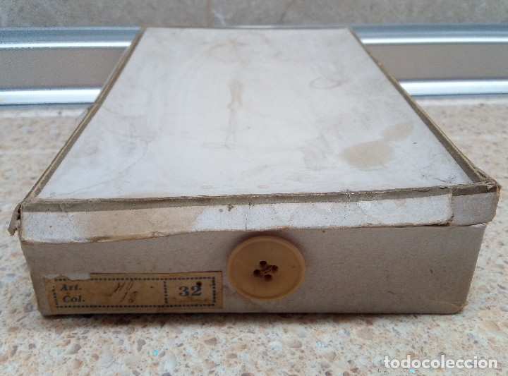 Antig&uuml;edades: ANTIGUA CAJA CON 4 LAMINAS DE BOTONES. - Foto 1