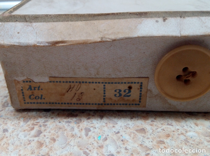 Antig&uuml;edades: ANTIGUA CAJA CON 4 LAMINAS DE BOTONES. - Foto 2