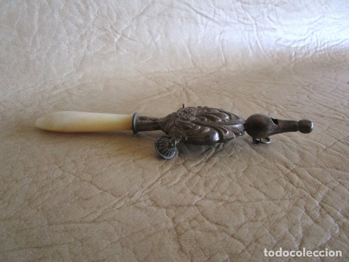 Antig&uuml;edades: antiguo silbato de plata sonajero mango de nacar - Foto 2