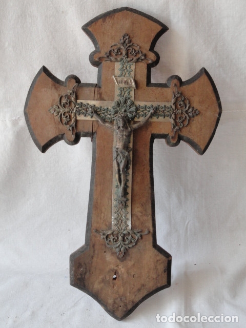 Antig&uuml;edades: ANTIGUA BENDITERA DE MADERA CON CRUCIFIJO. - Foto 1