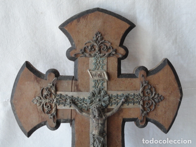 Antig&uuml;edades: ANTIGUA BENDITERA DE MADERA CON CRUCIFIJO. - Foto 2