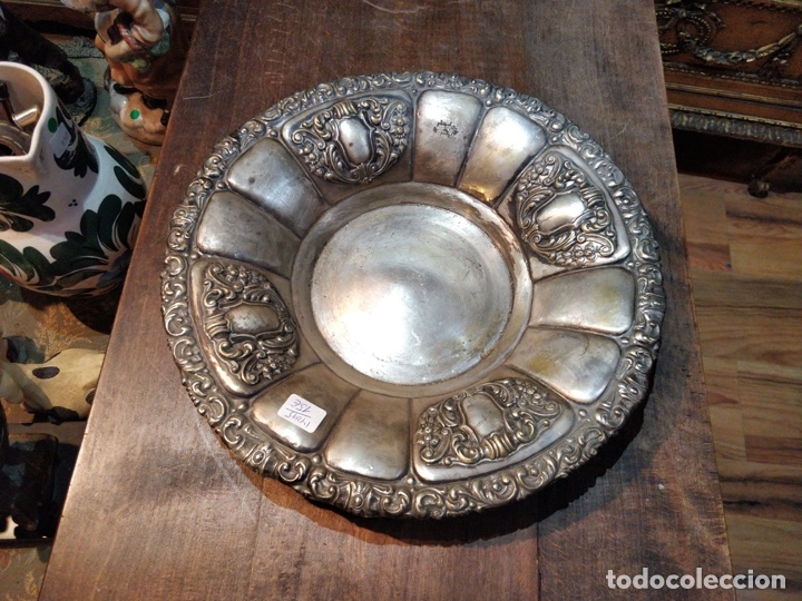 Antiquit&auml;ten: Fino Plato met&aacute;lico con decoraci&oacute;n en relieve - 29.5cm di&aacute;metro x 4.5cm alto