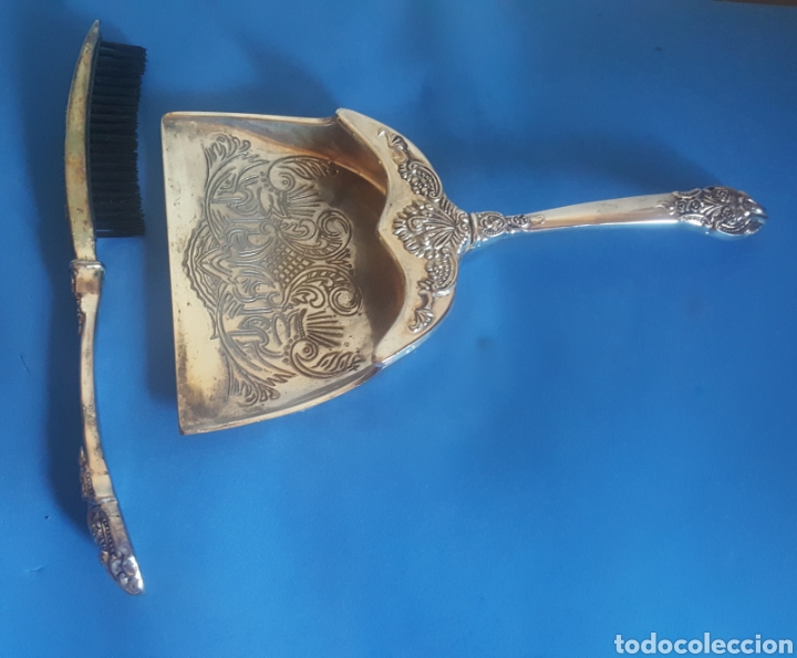 Antig&uuml;edades: Recogemigas labrado y cepillo muy antiguo