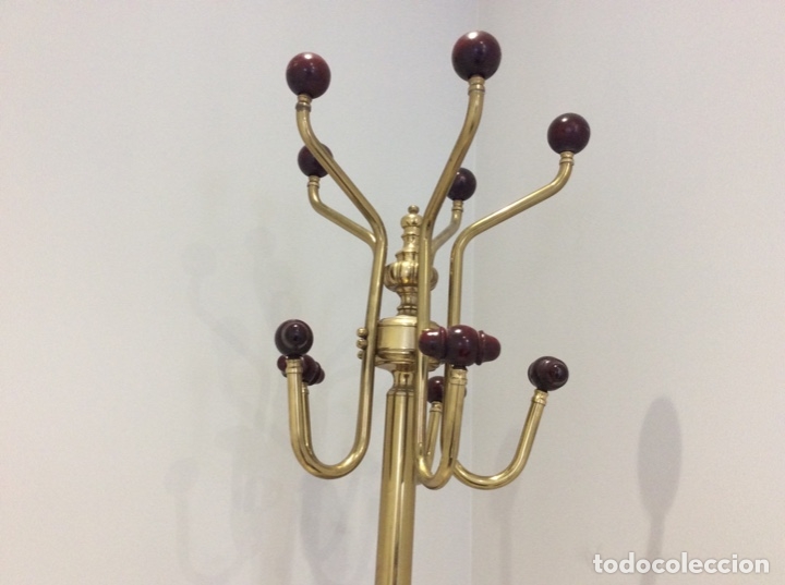 Antig&uuml;edades: Perchero antiguo en bronce con las terminaciones en madera - Foto 4