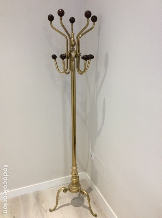 Antig&uuml;edades: Perchero antiguo en bronce con las terminaciones en madera - Foto 10