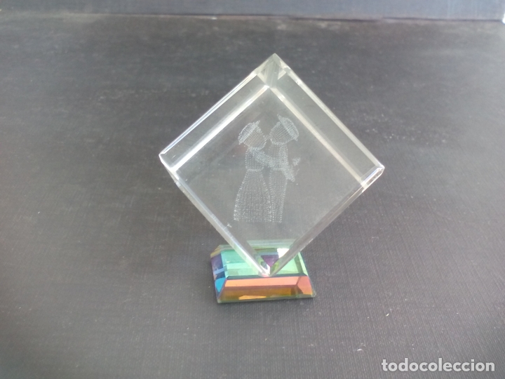 Antiques: PAREJA BESANDOSE, GRABADO AL LASER EN CUBO DE CRISTAL.