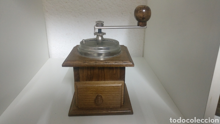 Antig&uuml;edades: Molinillo de caf&eacute;.