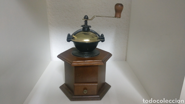 Antig&uuml;edades: Original molinillo de caf&eacute; con forma hexagonal